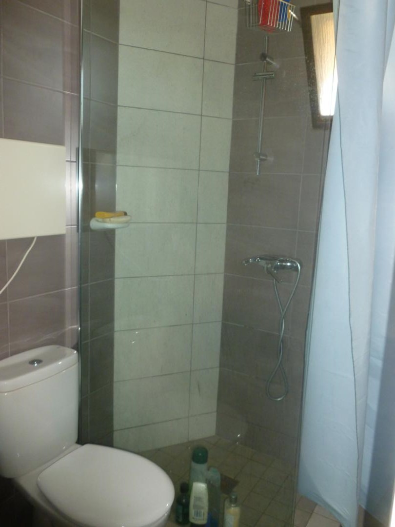 Estudio  en  Torremolinos con magníficas vistas al mar y a la montaña.