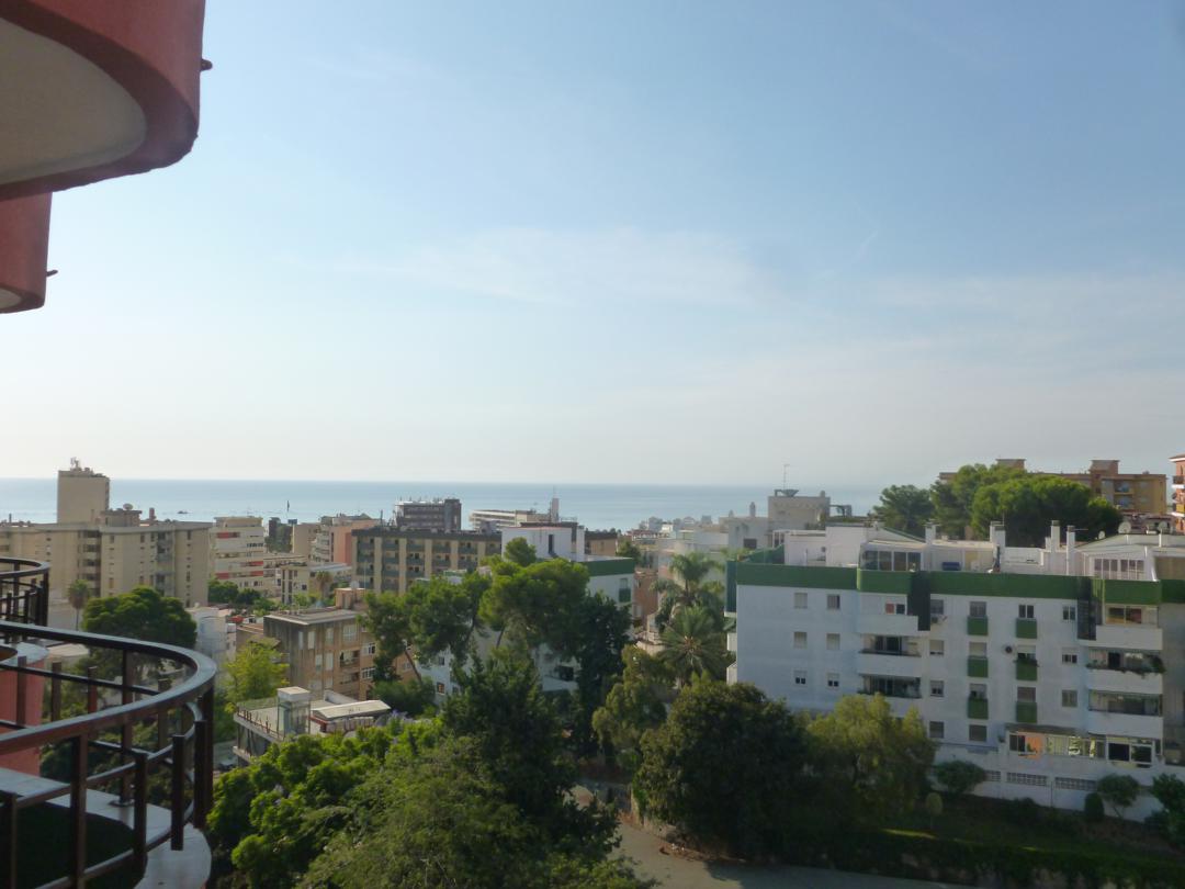 Estudio  en  Torremolinos con magníficas vistas al mar y a la montaña.