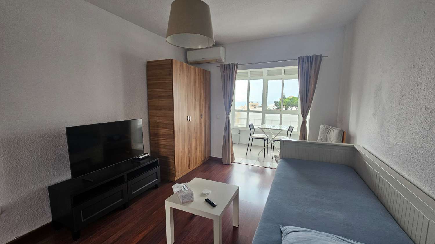 Estudio  en  Torremolinos con magníficas vistas al mar y a la montaña.