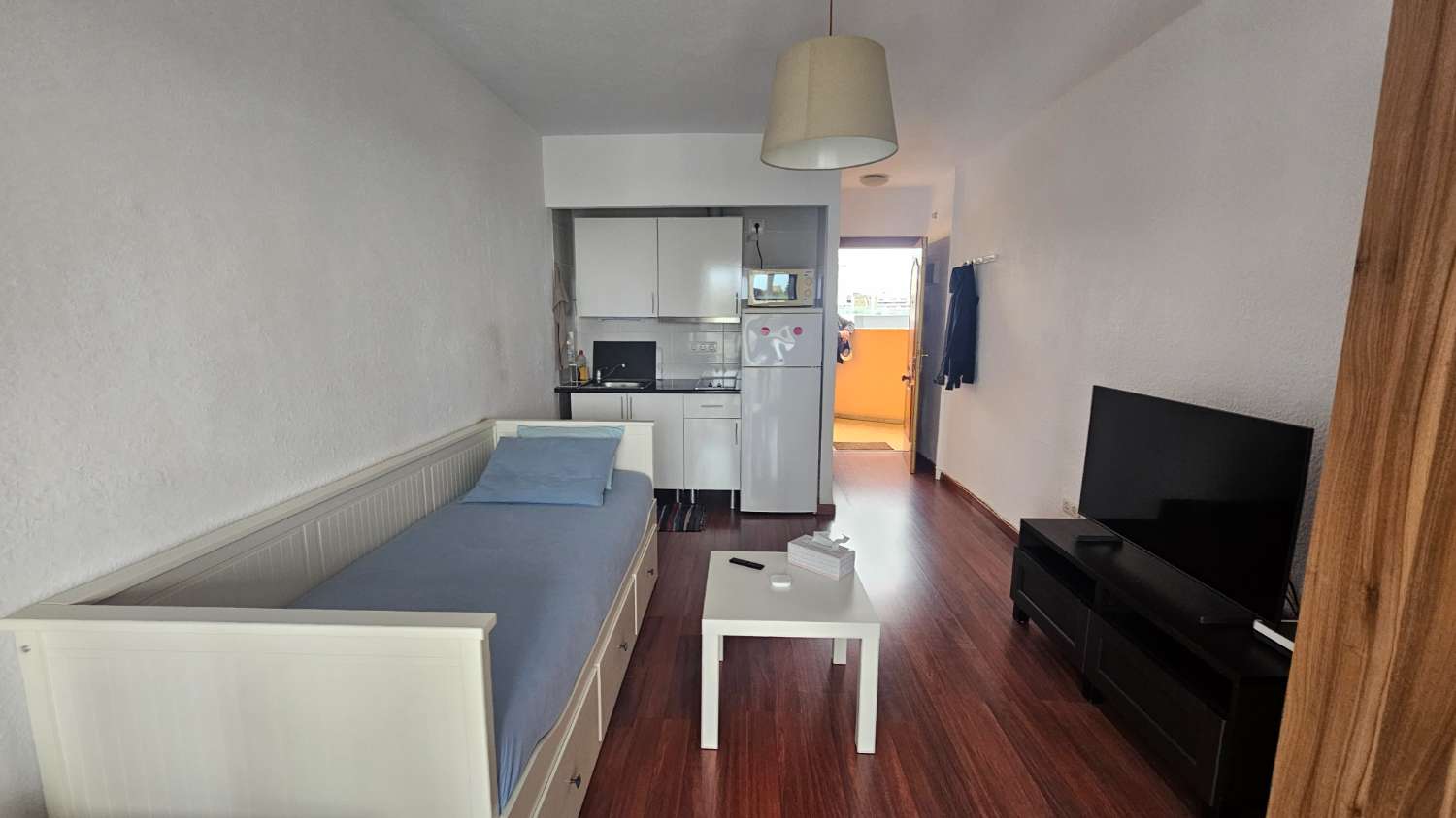 Estudio  en  Torremolinos con magníficas vistas al mar y a la montaña.