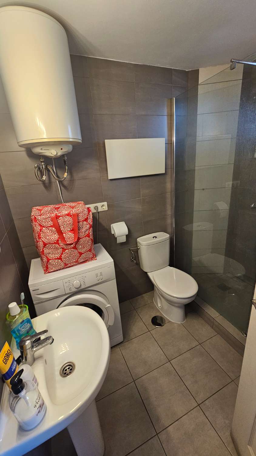 Estudio  en  Torremolinos con magníficas vistas al mar y a la montaña.