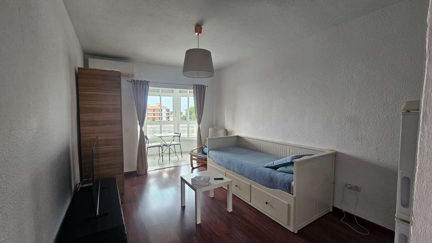 Estudio  en  Torremolinos con magníficas vistas al mar y a la montaña.