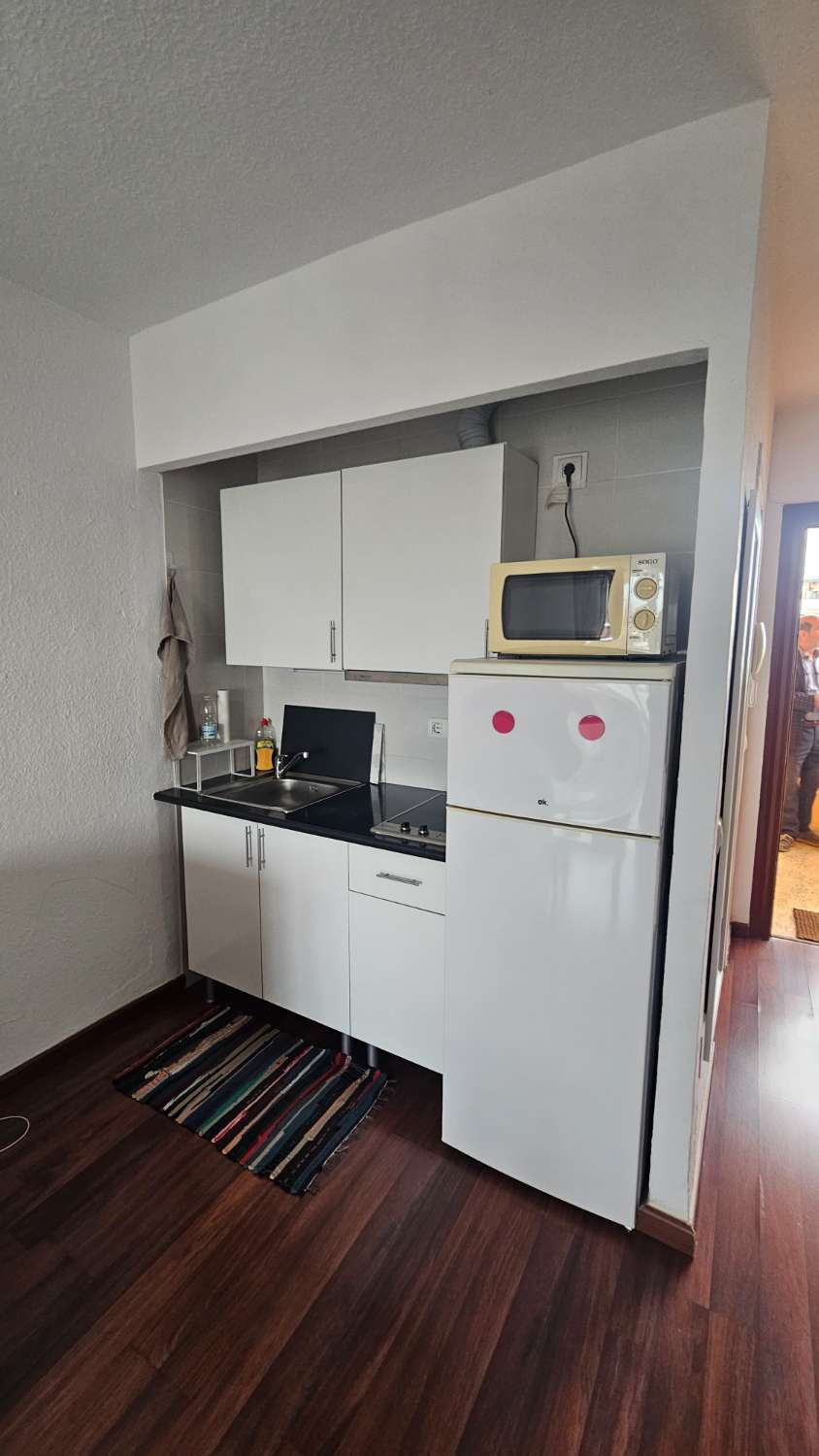 Estudio  en  Torremolinos con magníficas vistas al mar y a la montaña.