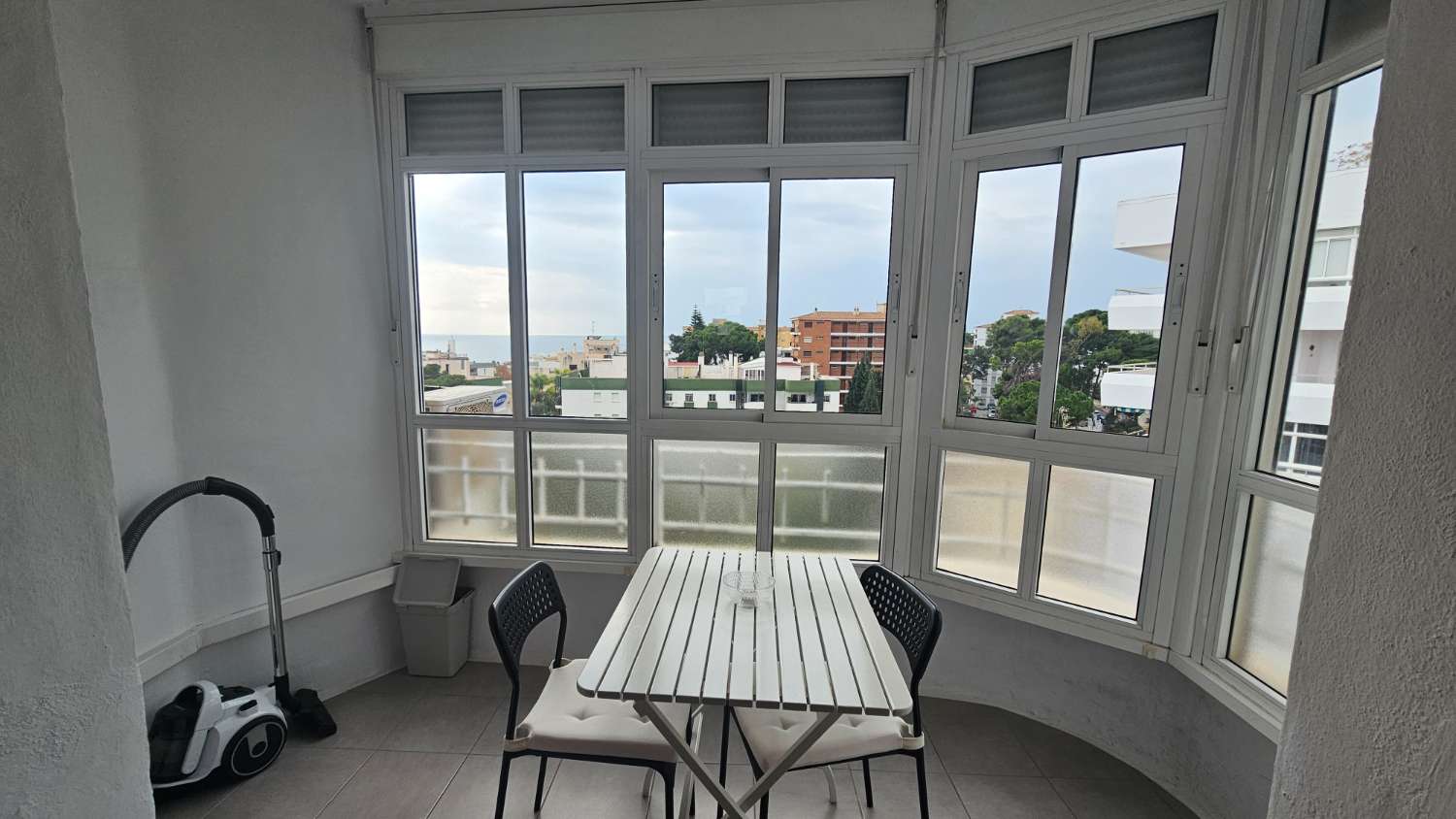 Estudio  en  Torremolinos con magníficas vistas al mar y a la montaña.