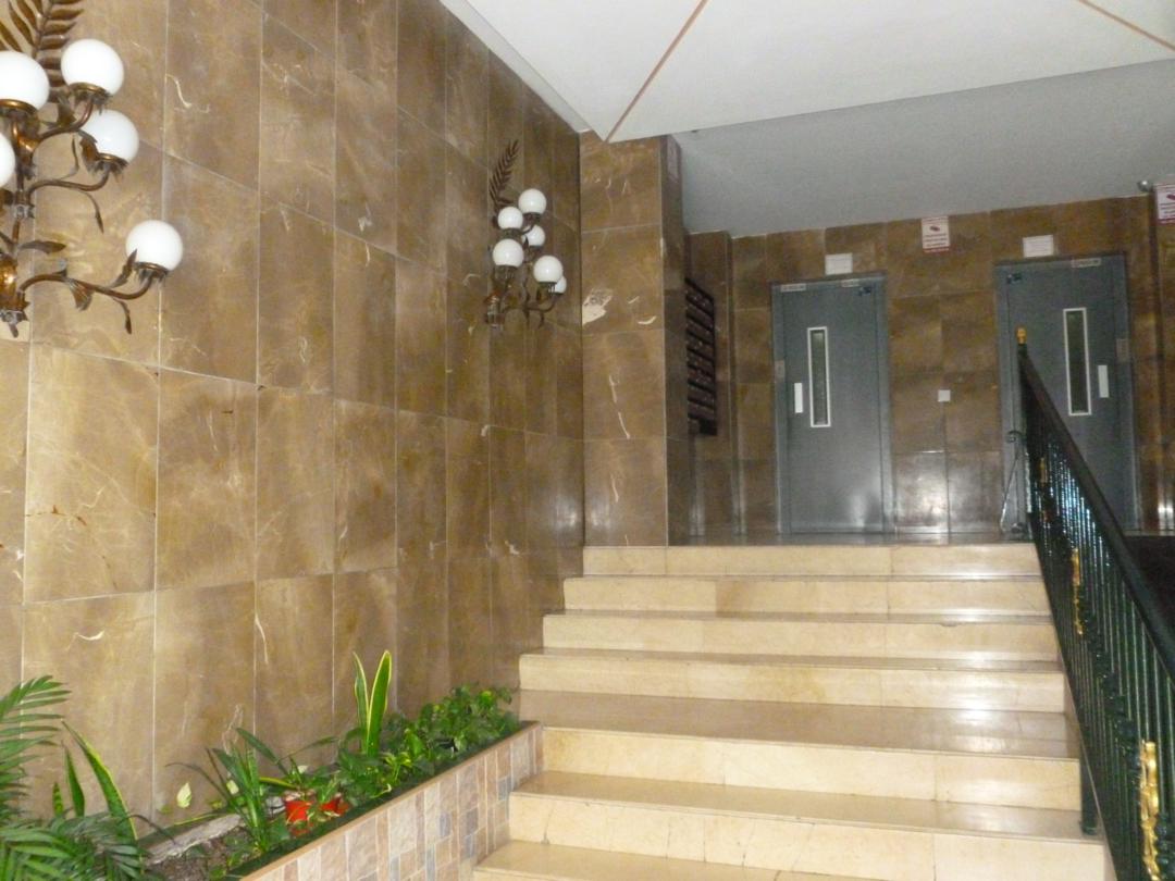 Estudio  en  Torremolinos con magníficas vistas al mar y a la montaña.