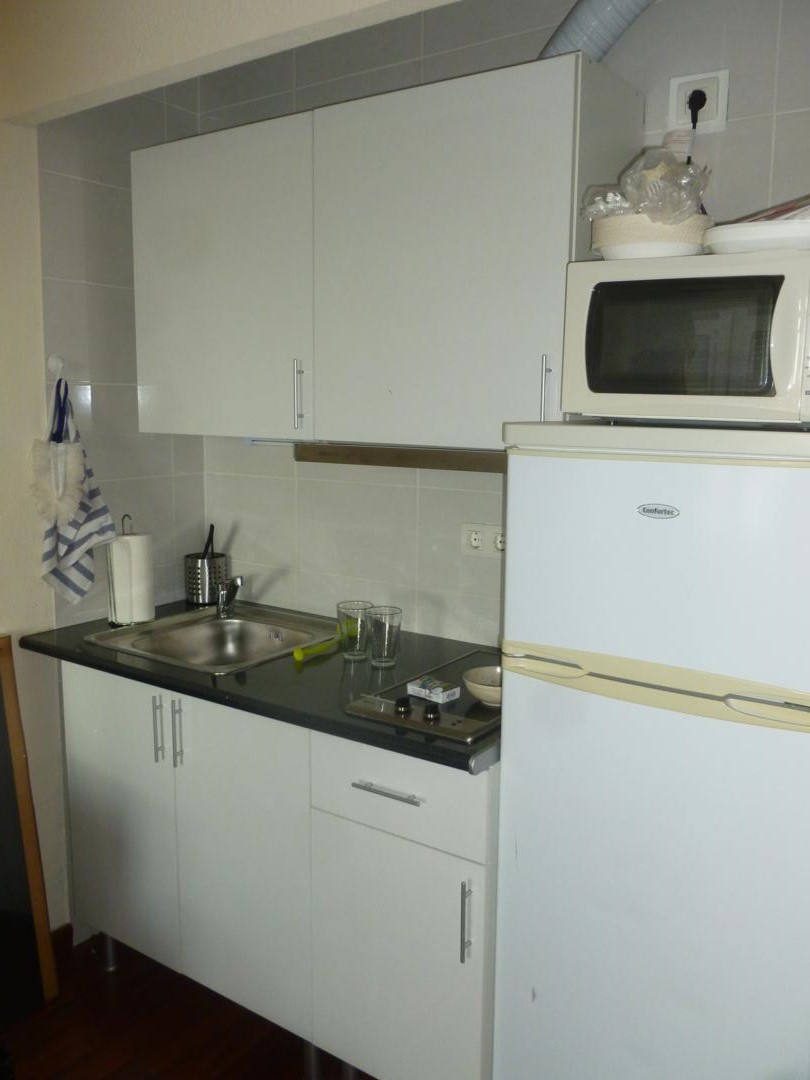 Estudio  en  Torremolinos con magníficas vistas al mar y a la montaña.