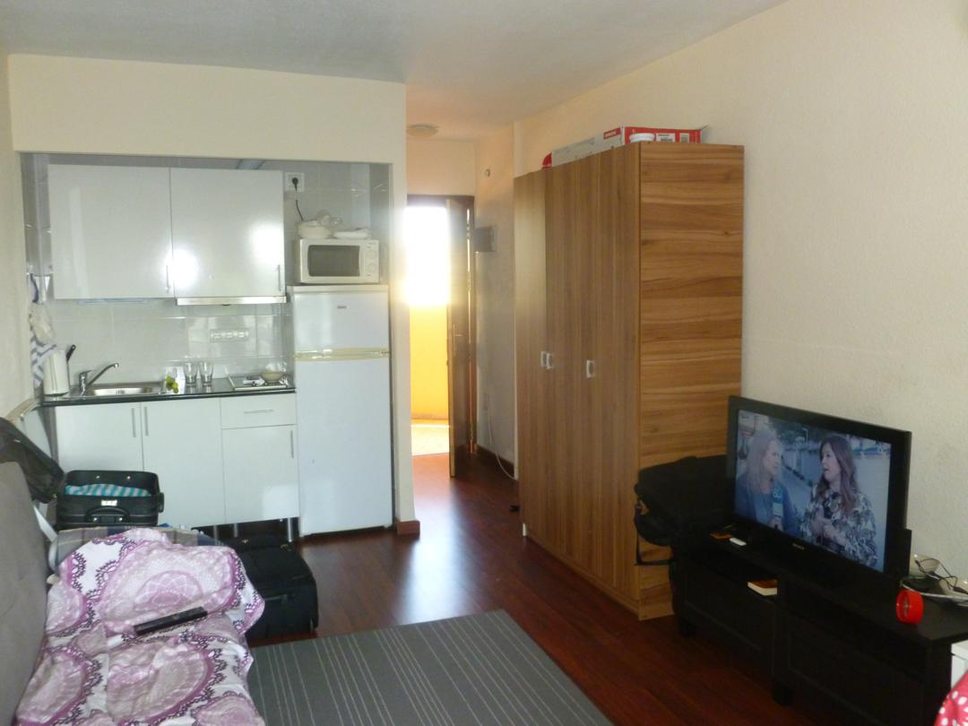 Estudio  en  Torremolinos con magníficas vistas al mar y a la montaña.