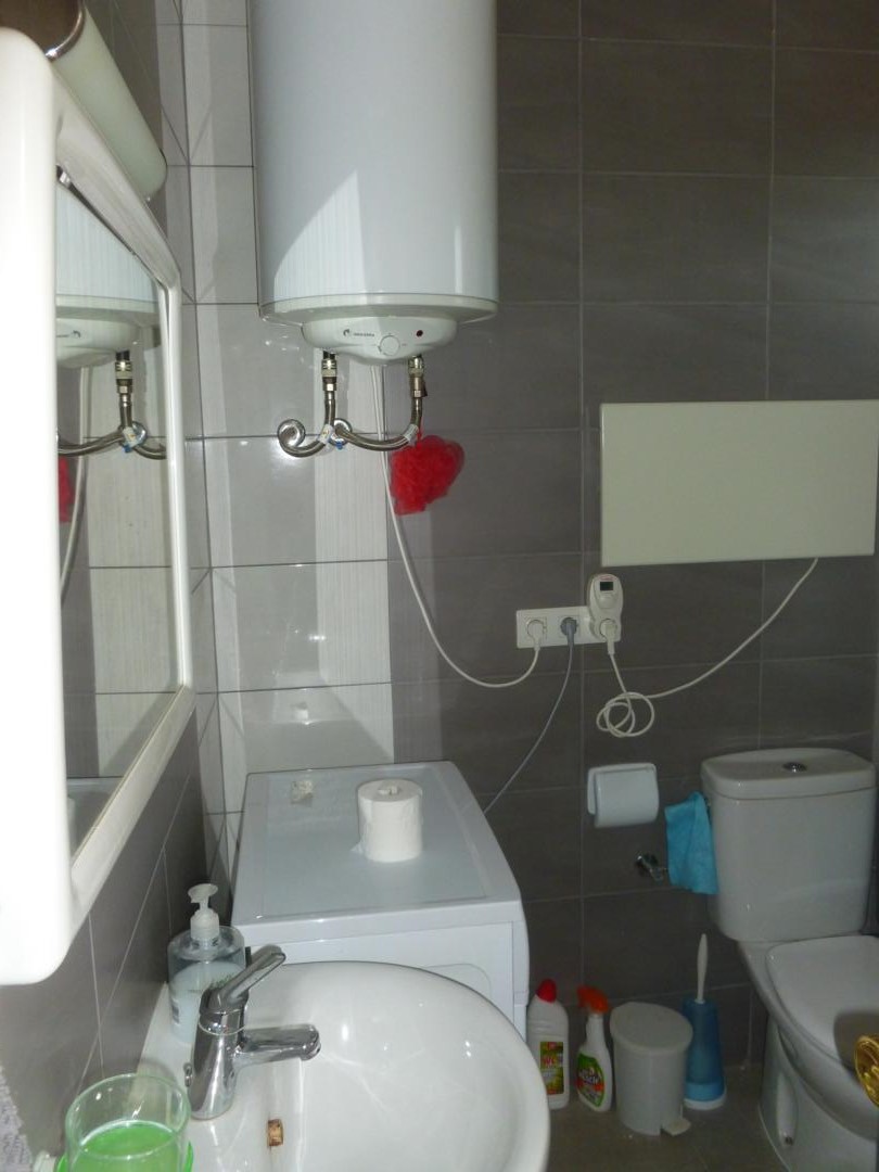 Estudio  en  Torremolinos con magníficas vistas al mar y a la montaña.