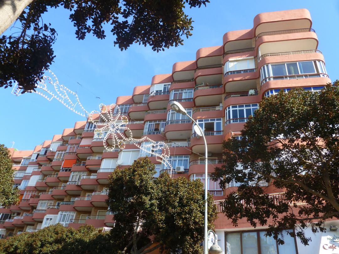 Estudio  en  Torremolinos con magníficas vistas al mar y a la montaña.