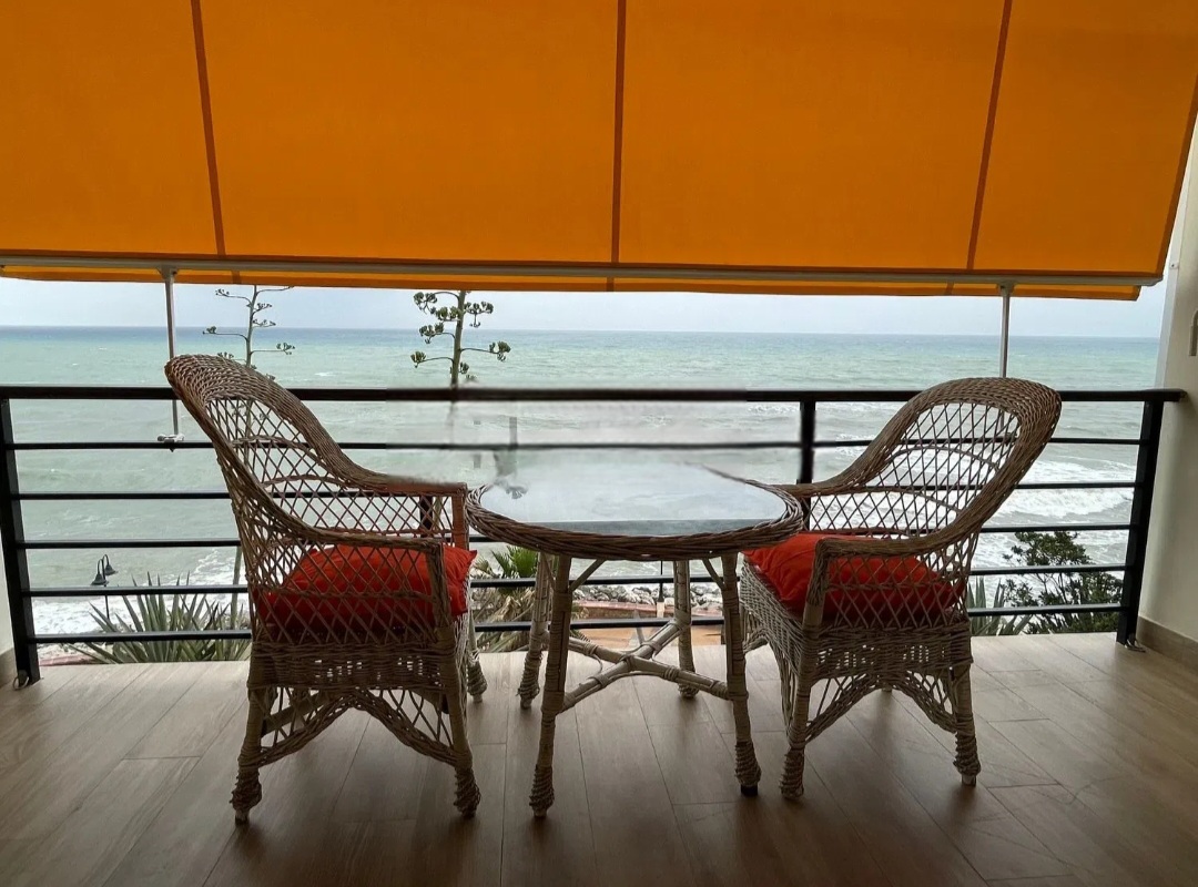 Estudio en primera línea de playa con vistas al mar