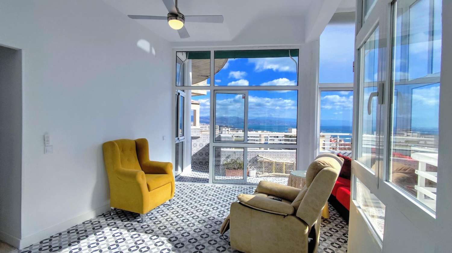 Impresionante Ático Reformado en el Corazón de Torremolinos