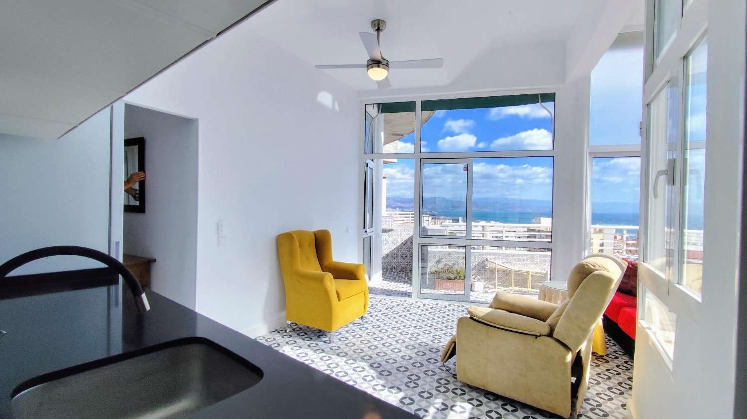 Impresionante Ático Reformado en el Corazón de Torremolinos