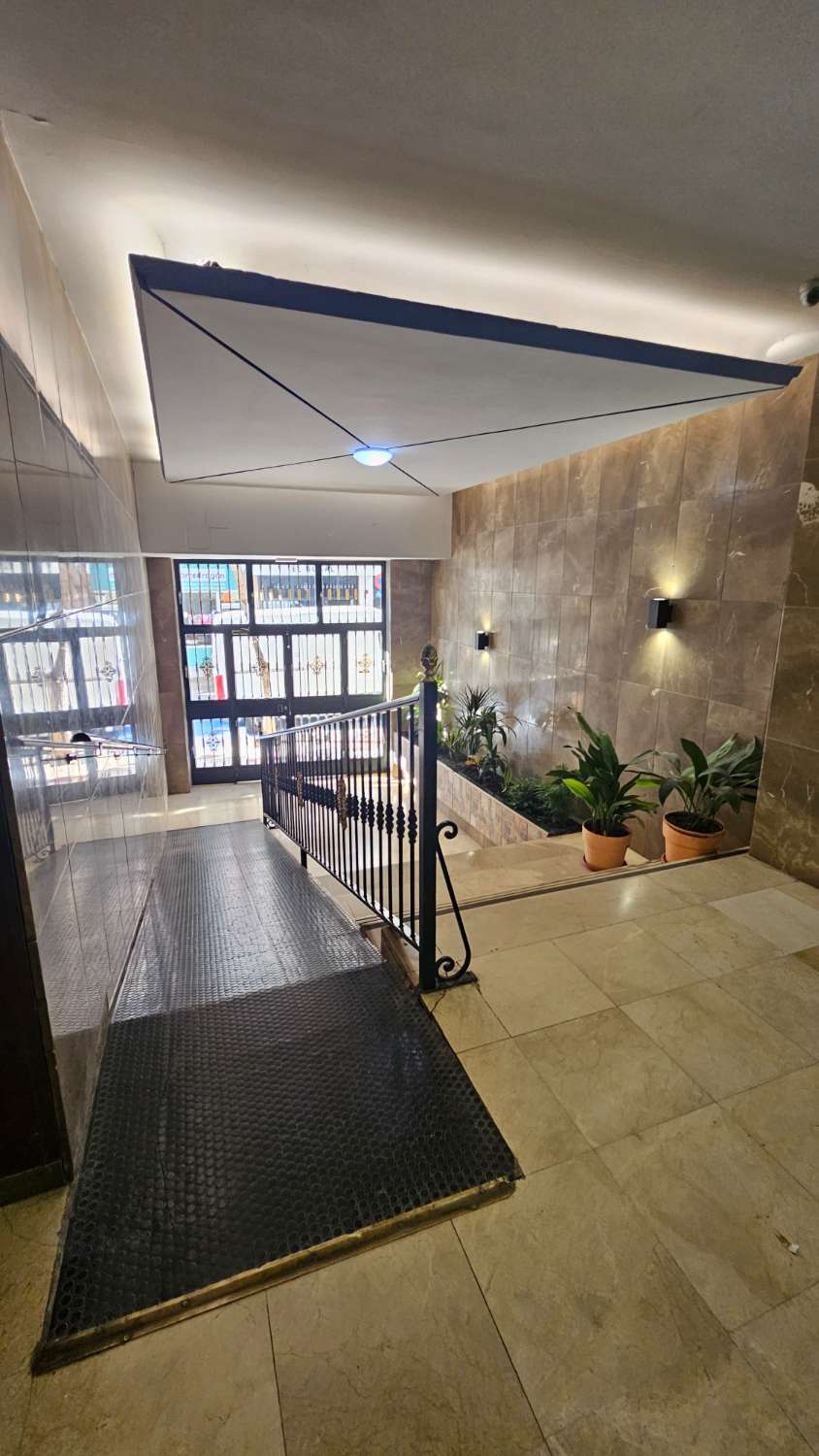 Apartamento con múltiples posibilidades en Torremolinos – Vistas al mar y a la montaña