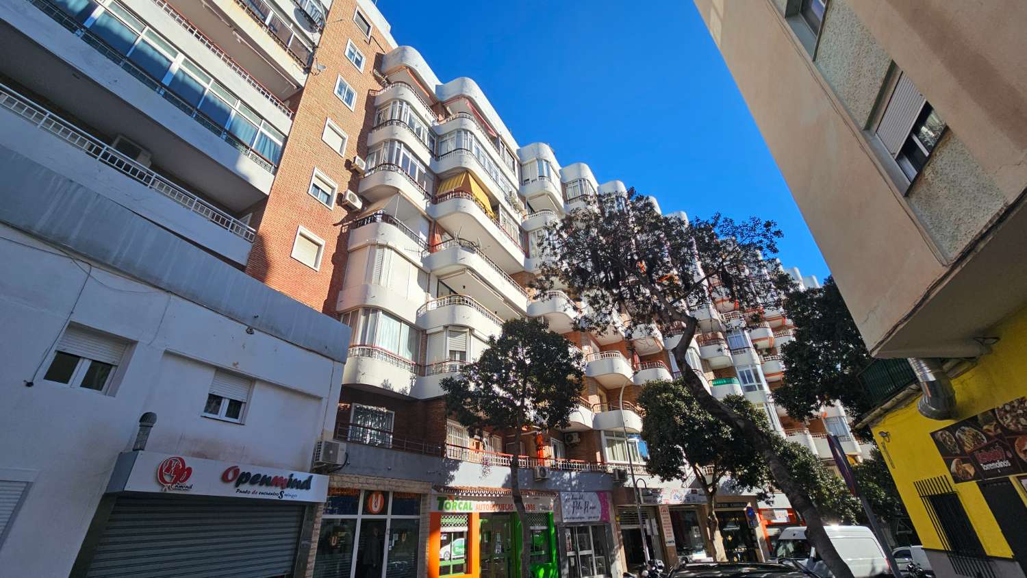 Apartamento con múltiples posibilidades en Torremolinos – Vistas al mar y a la montaña