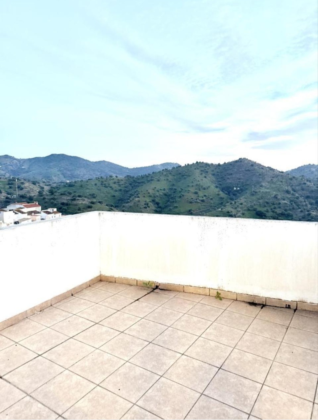 Luminoso dúplex con gran terraza y vistas despejadas en entorno tranquilo en Almogia