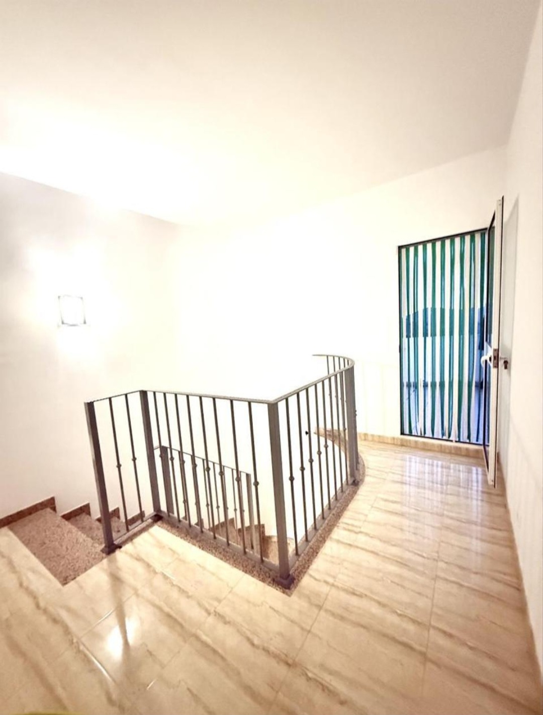 Luminoso dúplex con gran terraza y vistas despejadas en entorno tranquilo en Almogia