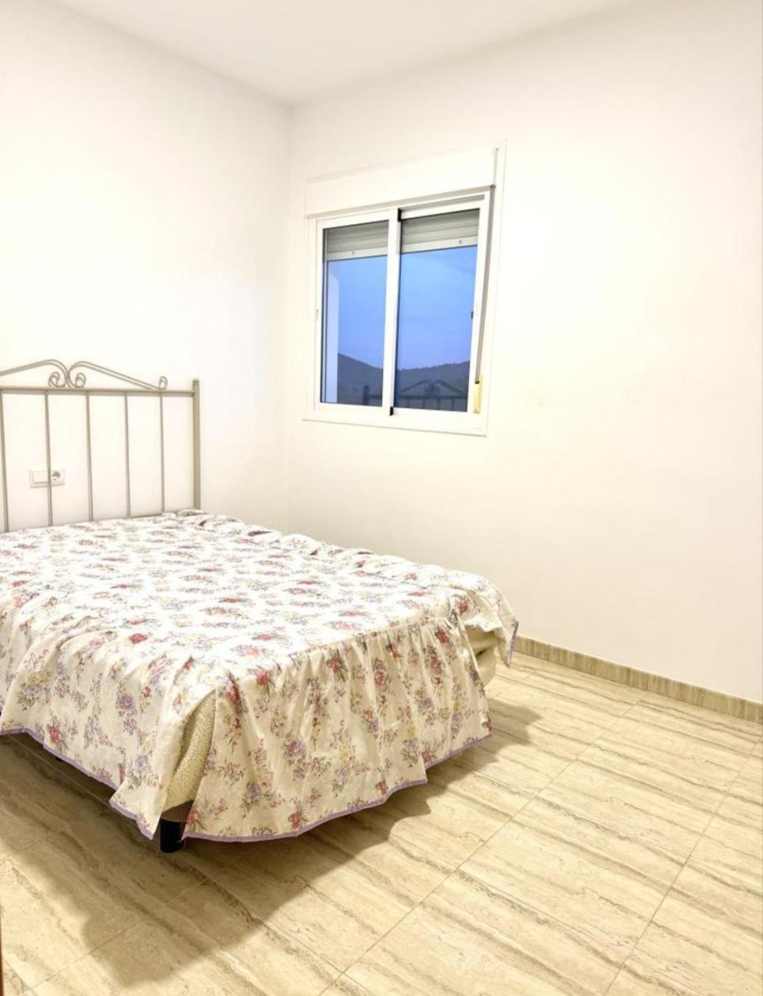 Luminoso dúplex con gran terraza y vistas despejadas en entorno tranquilo en Almogia