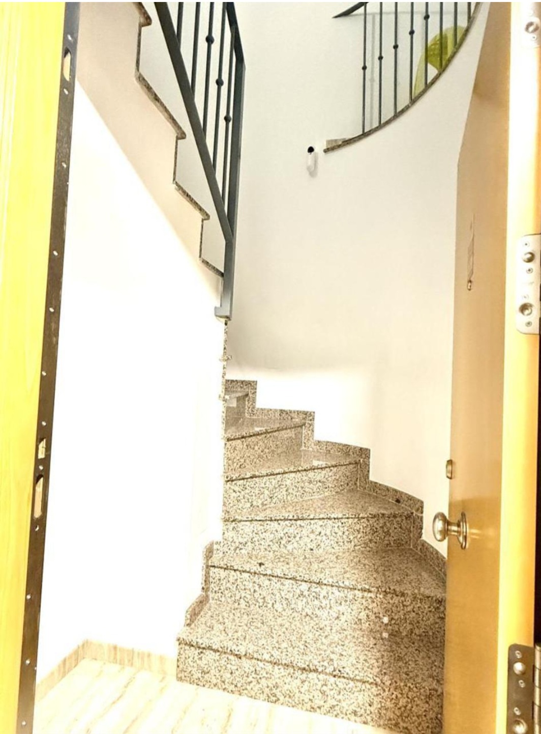 Luminoso dúplex con gran terraza y vistas despejadas en entorno tranquilo en Almogia