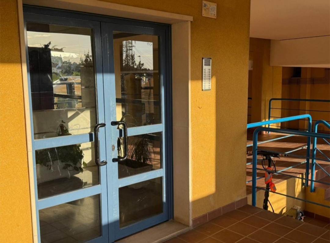 Magnífico piso en Torre del Mar con terraza, vistas despejadas y plaza de garaje