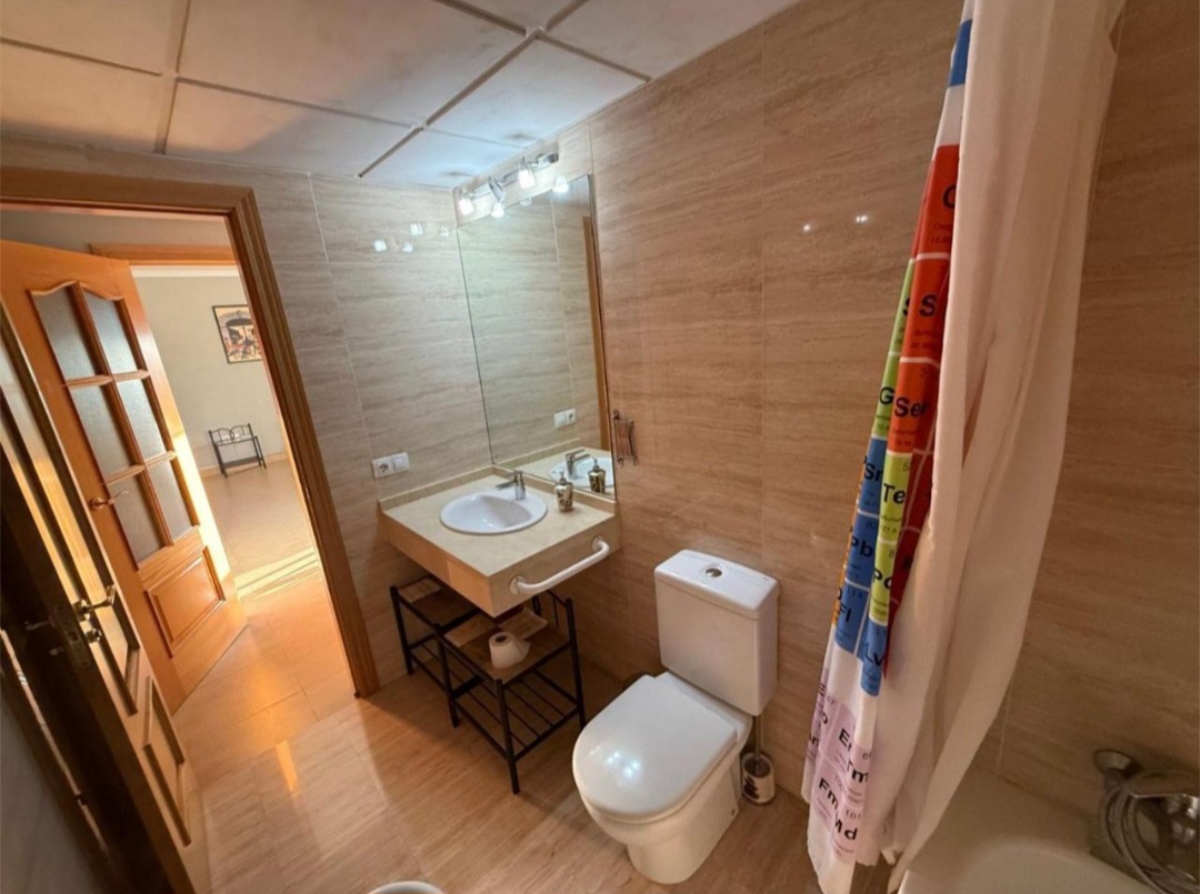 Magnífico piso en Torre del Mar con terraza, vistas despejadas y plaza de garaje