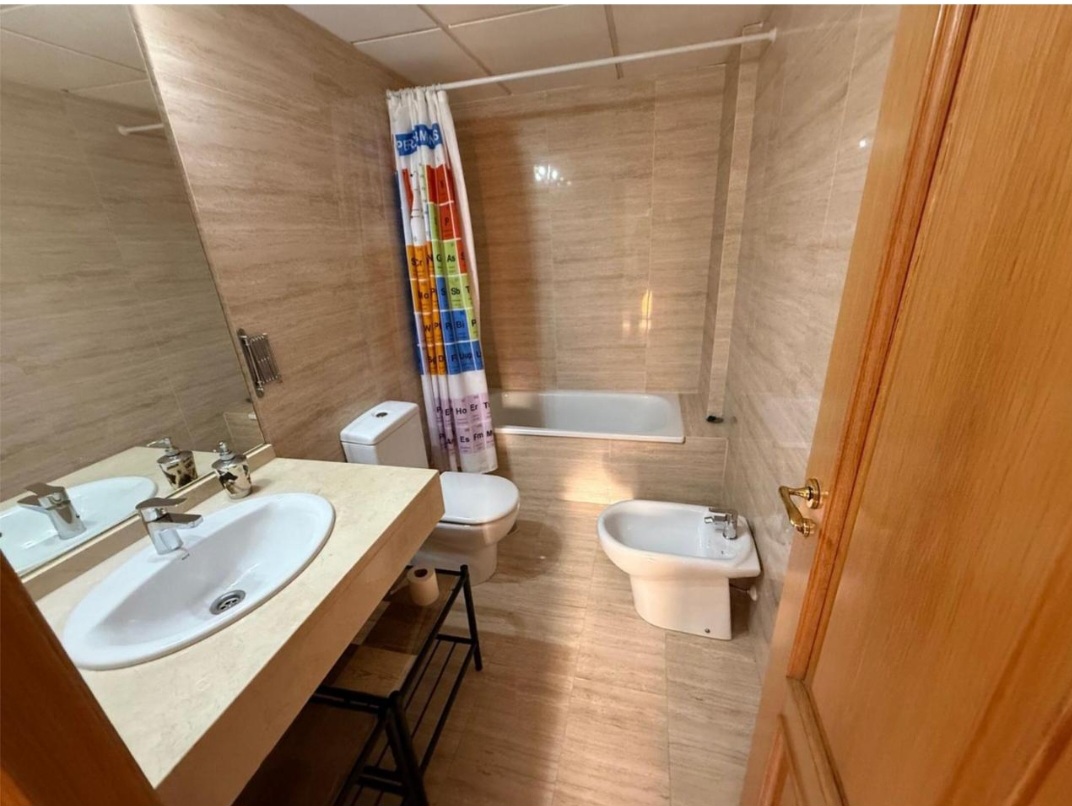 Magnífico piso en Torre del Mar con terraza, vistas despejadas y plaza de garaje