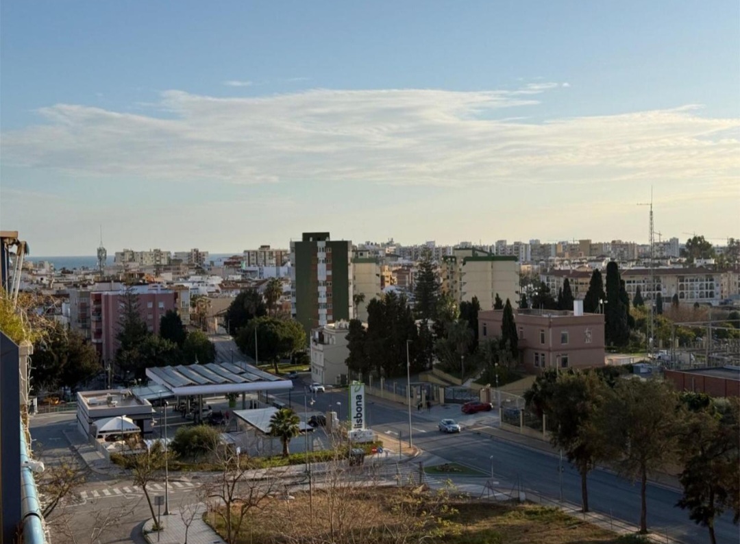 Magnífico piso en Torre del Mar con terraza, vistas despejadas y plaza de garaje