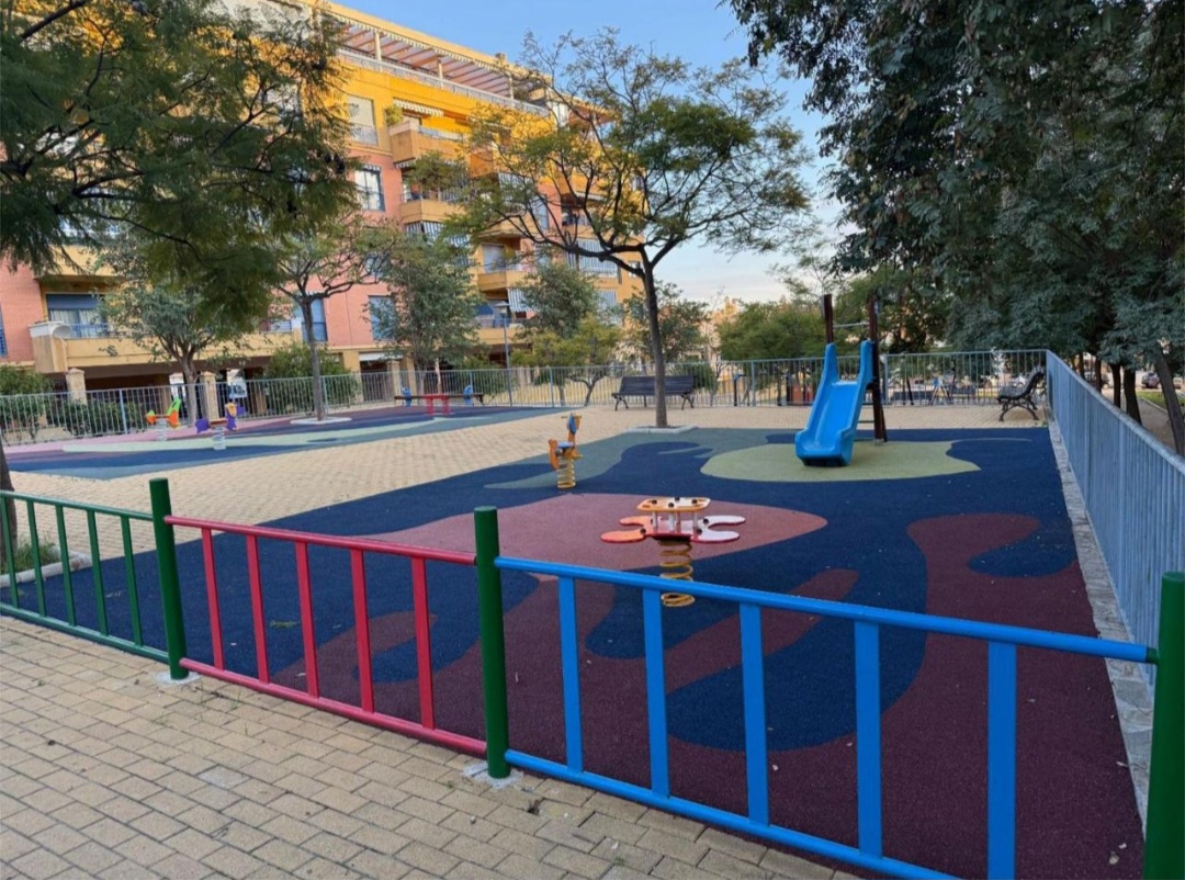 Magnífico piso en Torre del Mar con terraza, vistas despejadas y plaza de garaje