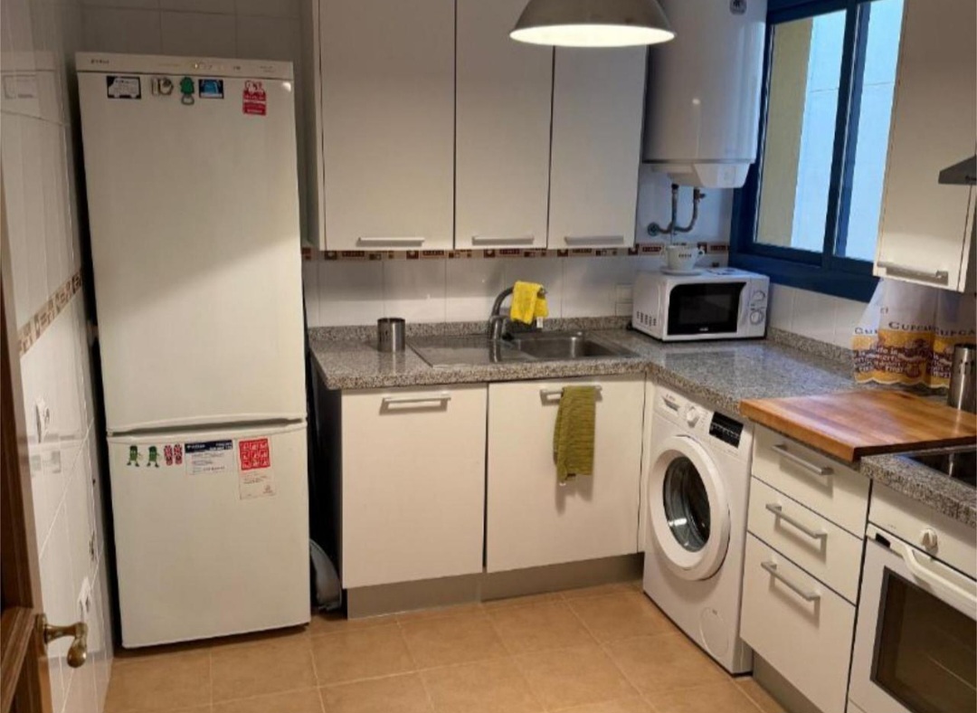 Magnífico piso en Torre del Mar con terraza, vistas despejadas y plaza de garaje