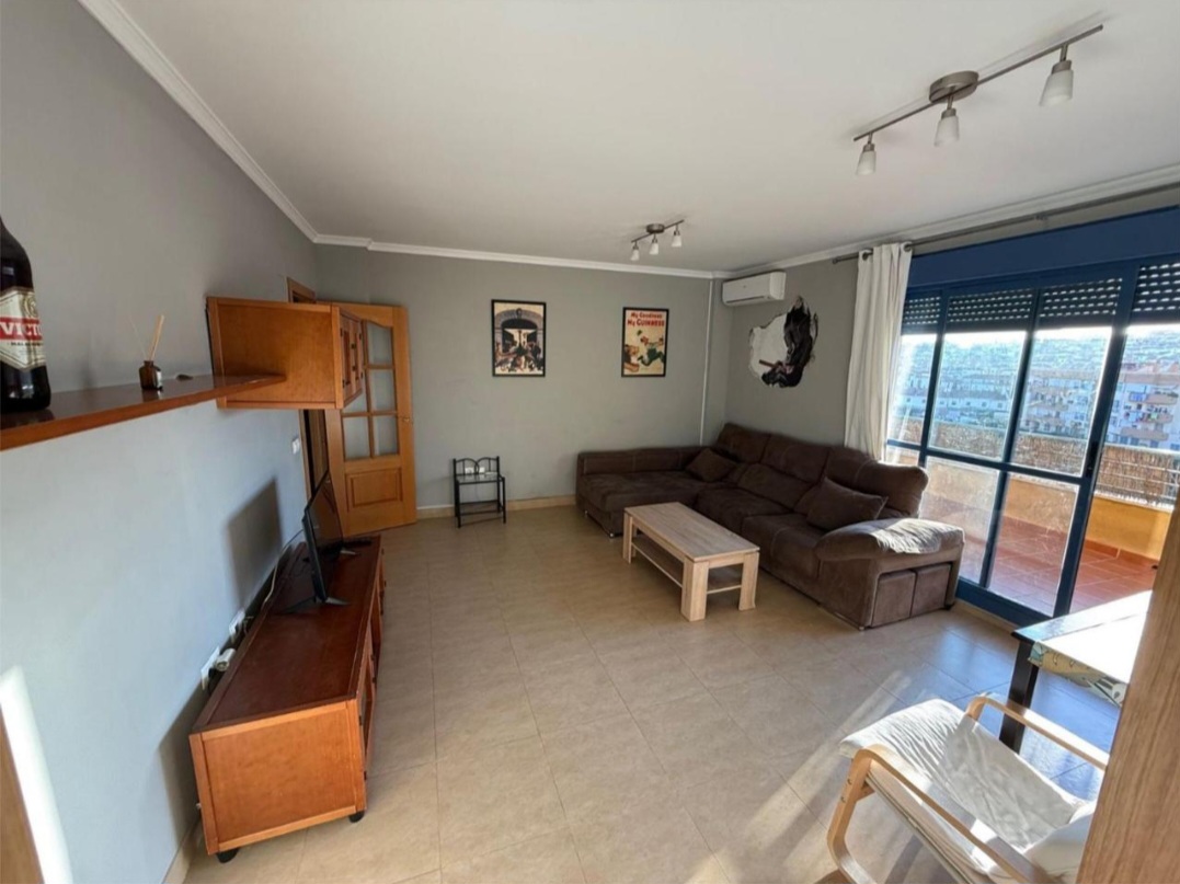 Magnífico piso en Torre del Mar con terraza, vistas despejadas y plaza de garaje