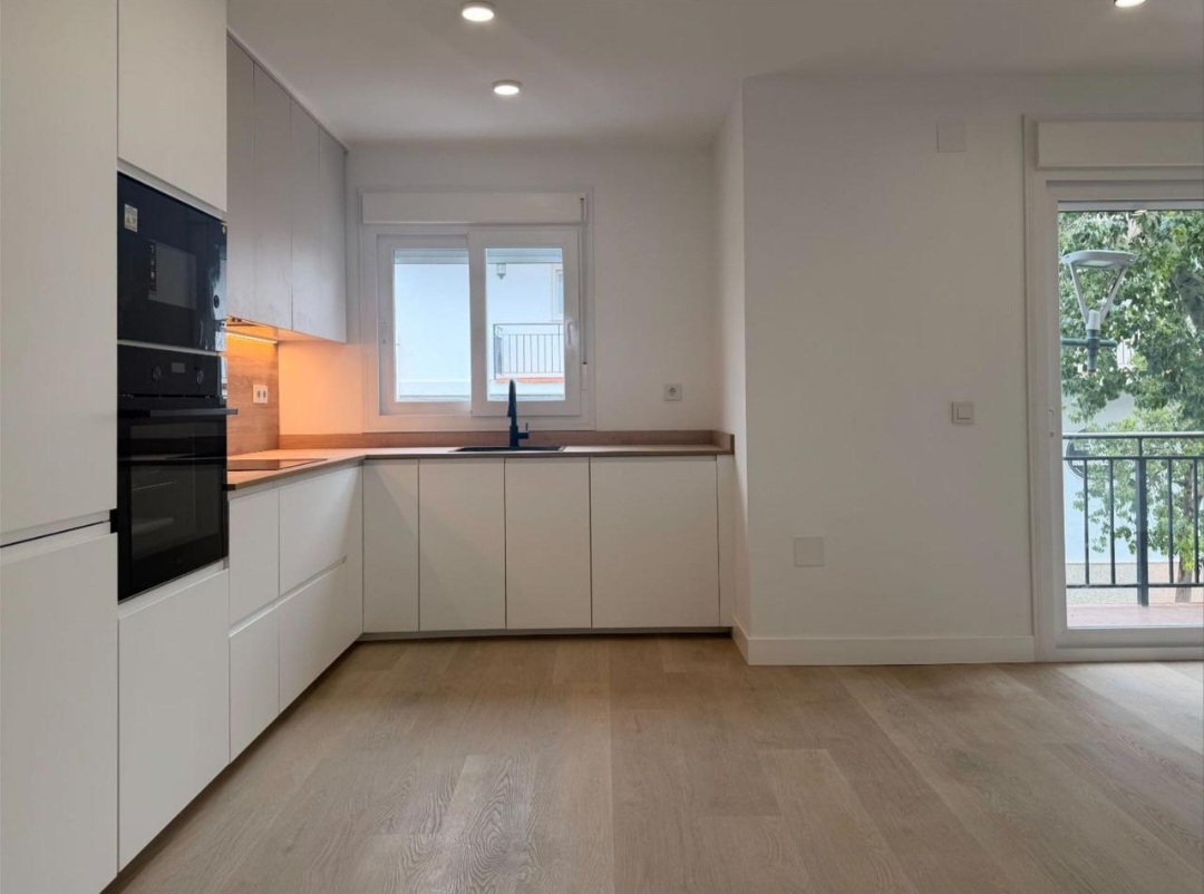 Piso reformado integralmente a estrenar en el centro de Churriana, con balcón y patio privativos.