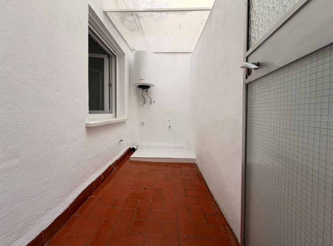 Piso reformado integralmente a estrenar en el centro de Churriana, con balcón y patio privativos.