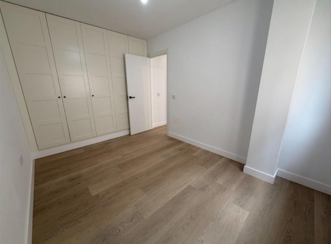 Piso reformado integralmente a estrenar en el centro de Churriana, con balcón y patio privativos.