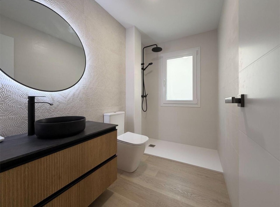 Piso reformado integralmente a estrenar en el centro de Churriana, con balcón y patio privativos.