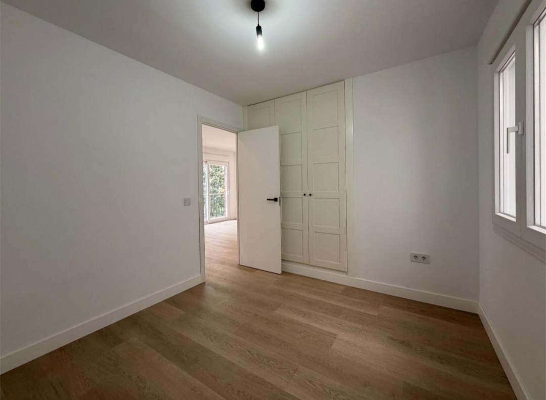 Piso reformado integralmente a estrenar en el centro de Churriana, con balcón y patio privativos.