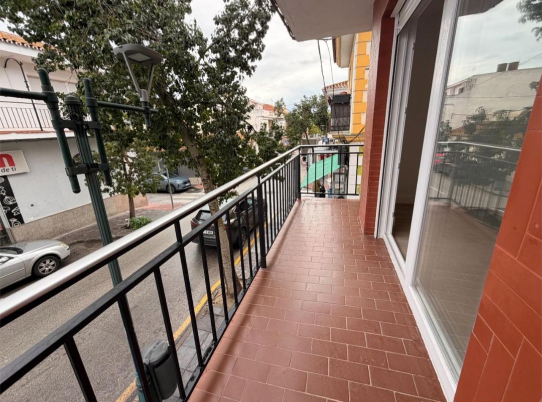 Piso reformado integralmente a estrenar en el centro de Churriana, con balcón y patio privativos.