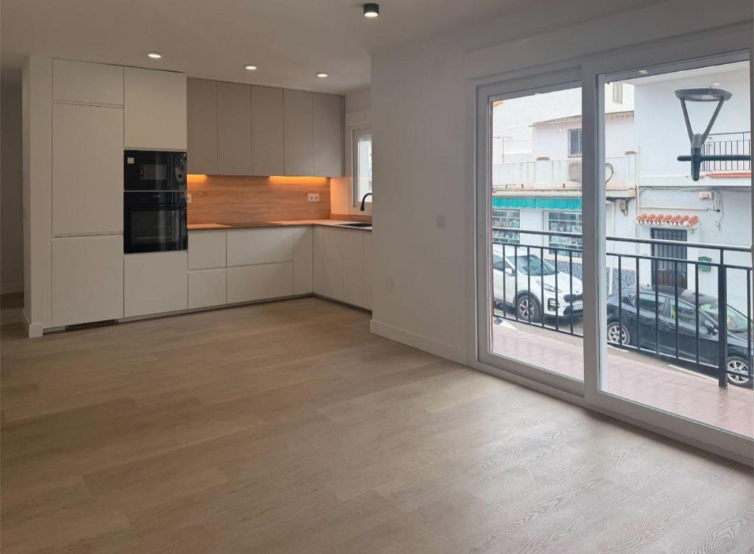 Piso reformado integralmente a estrenar en el centro de Churriana, con balcón y patio privativos.