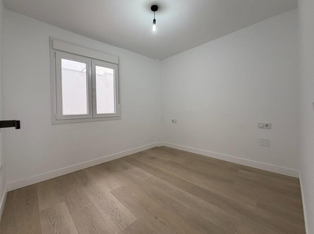 Piso reformado integralmente a estrenar en el centro de Churriana, con balcón y patio privativos.