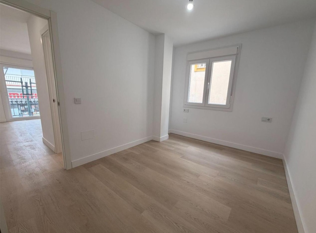 Piso reformado integralmente a estrenar en el centro de Churriana, con balcón y patio privativos.