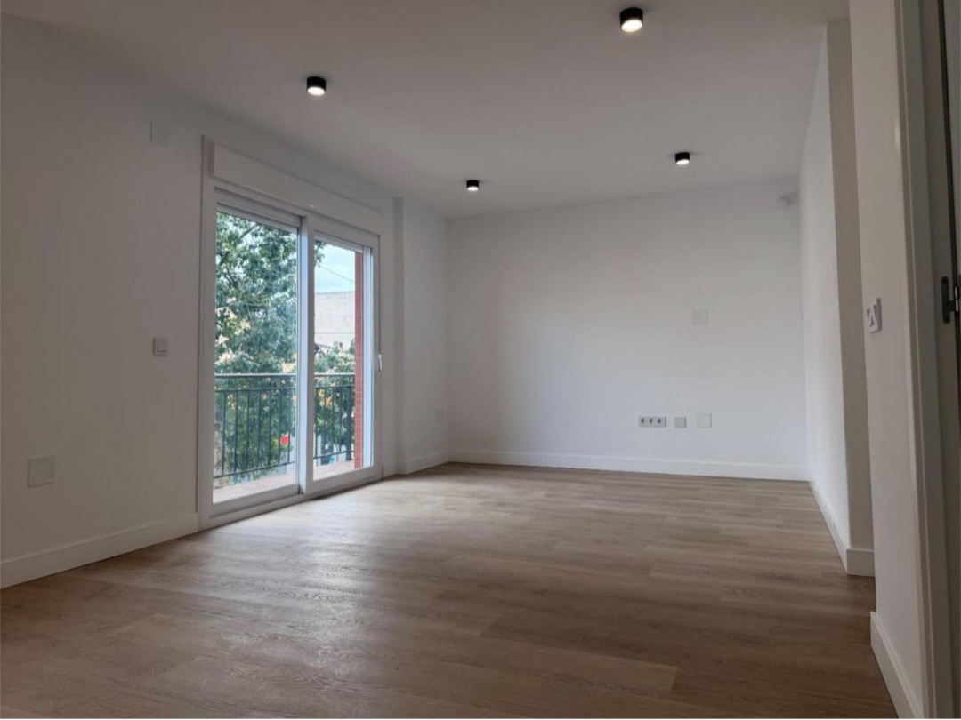 Piso reformado integralmente a estrenar en el centro de Churriana, con balcón y patio privativos.