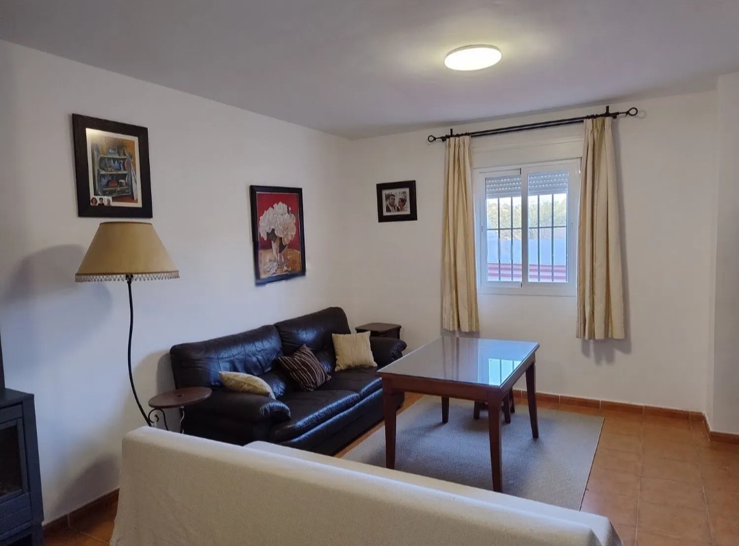 Adosado de 3 dormitorios en Ardales con licencia turística y vistas despejadas