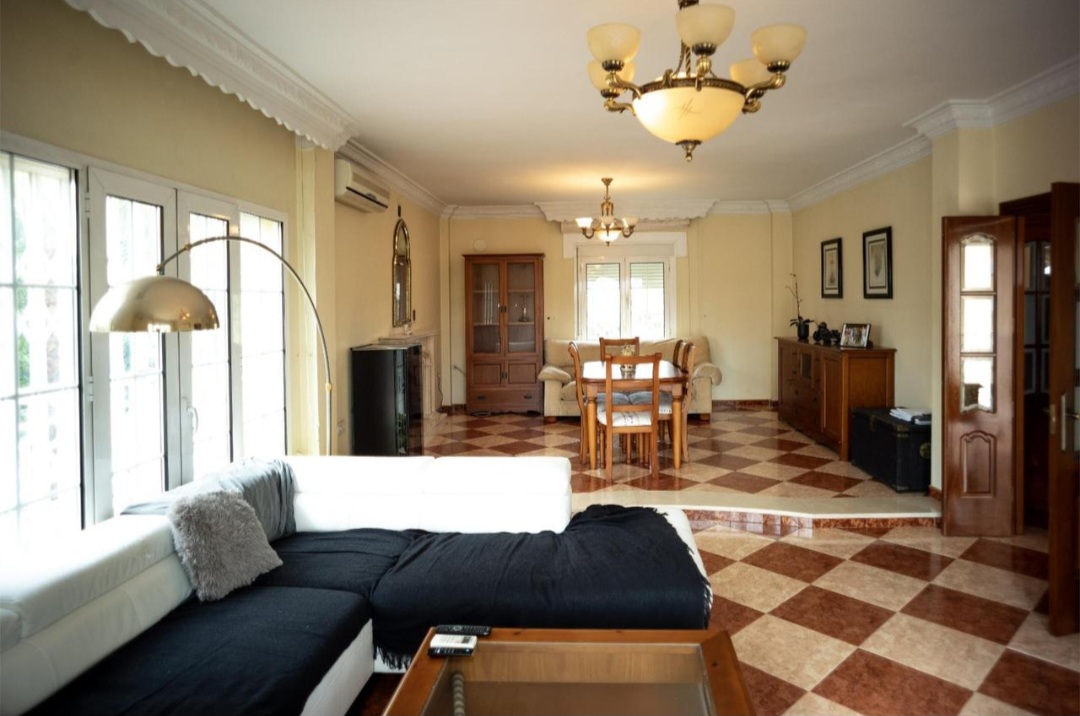 Exclusiva vivienda con piscina en ubicación estratégica en Churriana