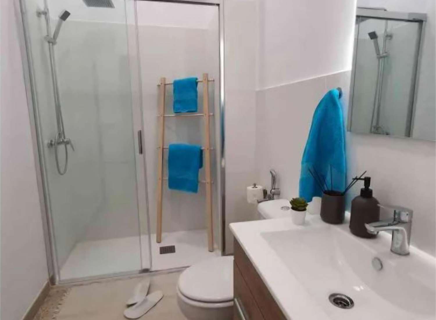 Estudio moderno con cocina independiente y ascensor en Capuchinos, a pocos minutos del Centro Histórico de Málaga