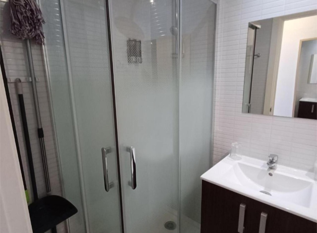 Estudio en primera línea de playa — Renovado, con licencia turística y NRU  en Estepona