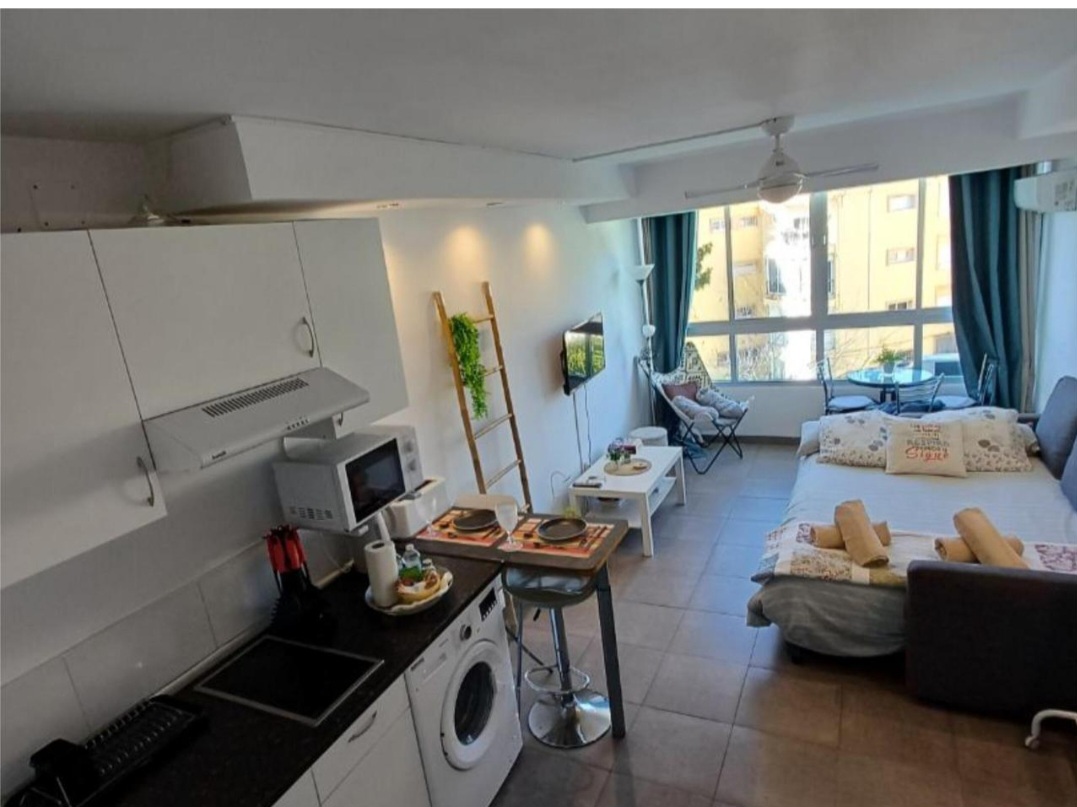 Estudio en primera línea de playa — Renovado, con licencia turística y NRU  en Estepona