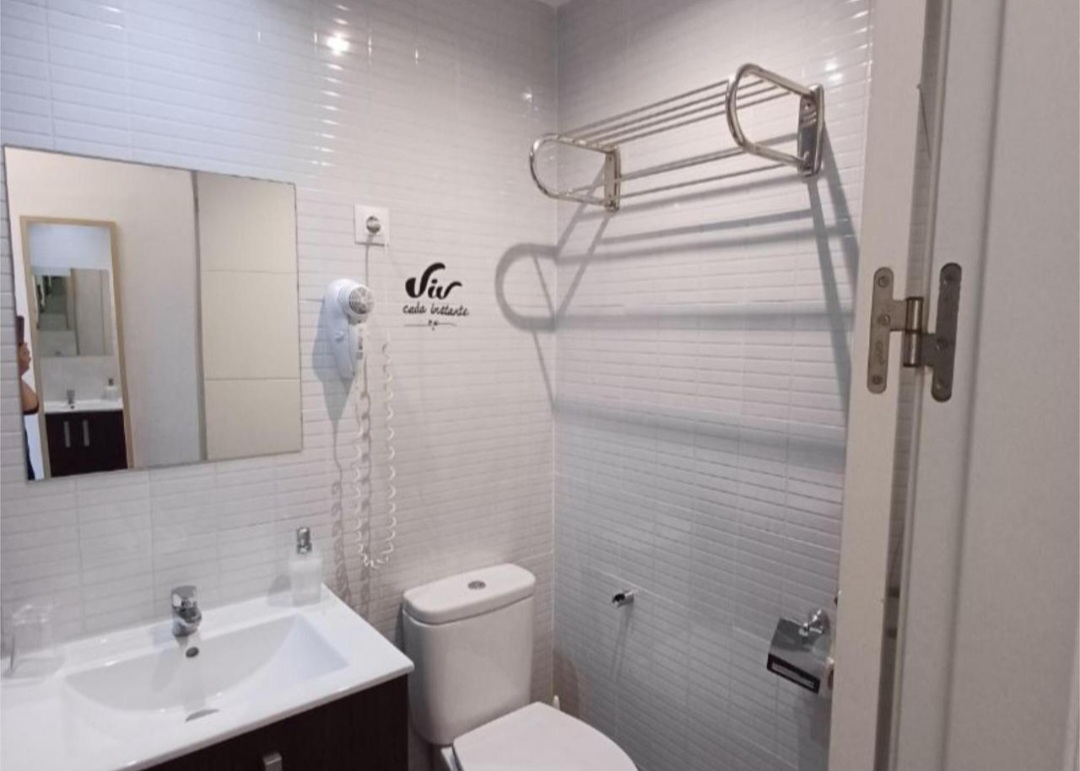 Estudio en primera línea de playa — Renovado, con licencia turística y NRU  en Estepona