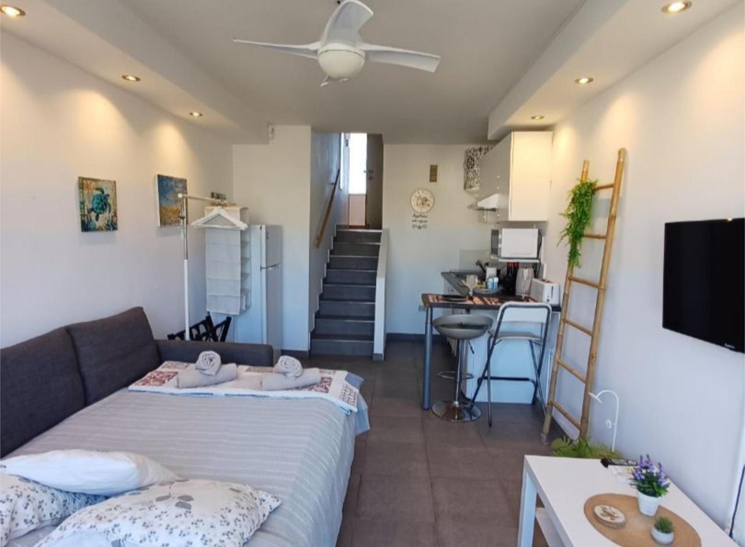 Estudio en primera línea de playa — Renovado, con licencia turística y NRU  en Estepona