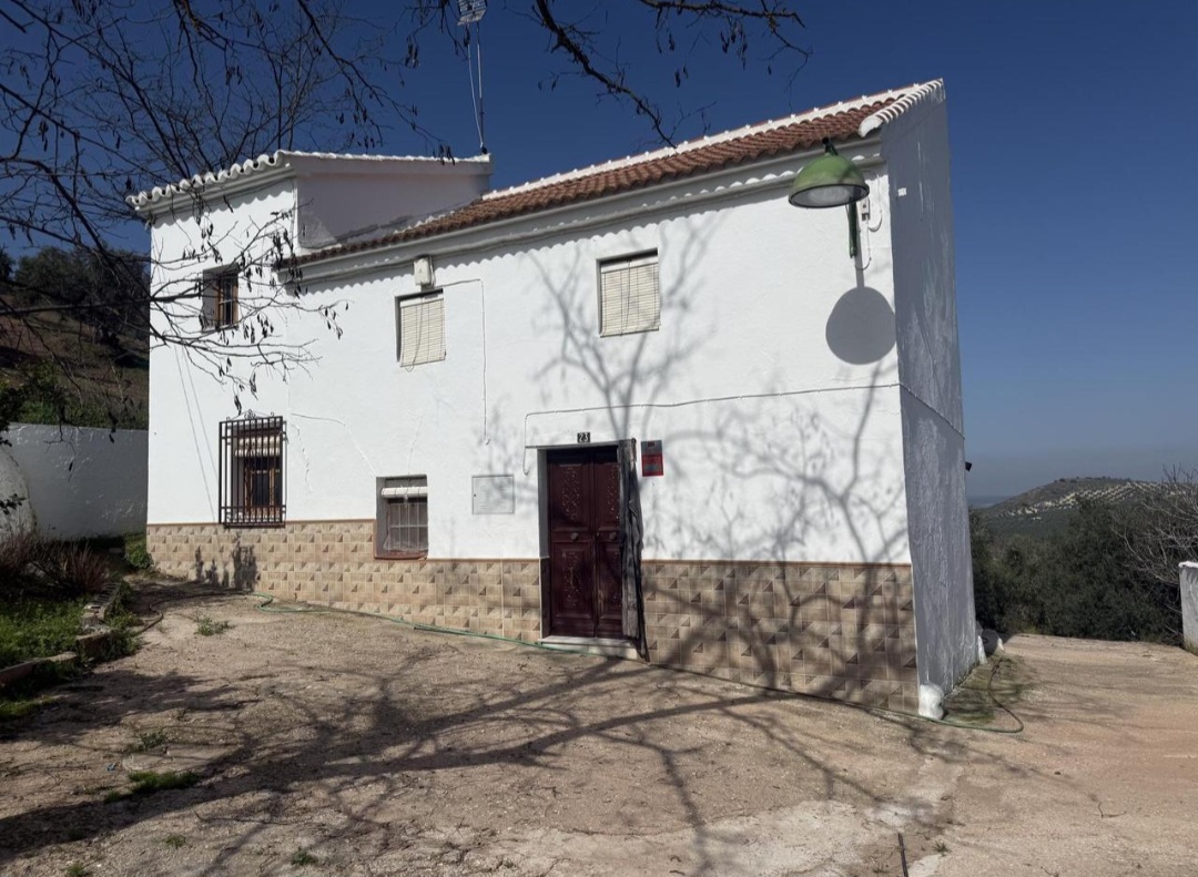 Casa de campo con gran parcela a solo 100 metros del pueblo en Villanueva de Algaidas