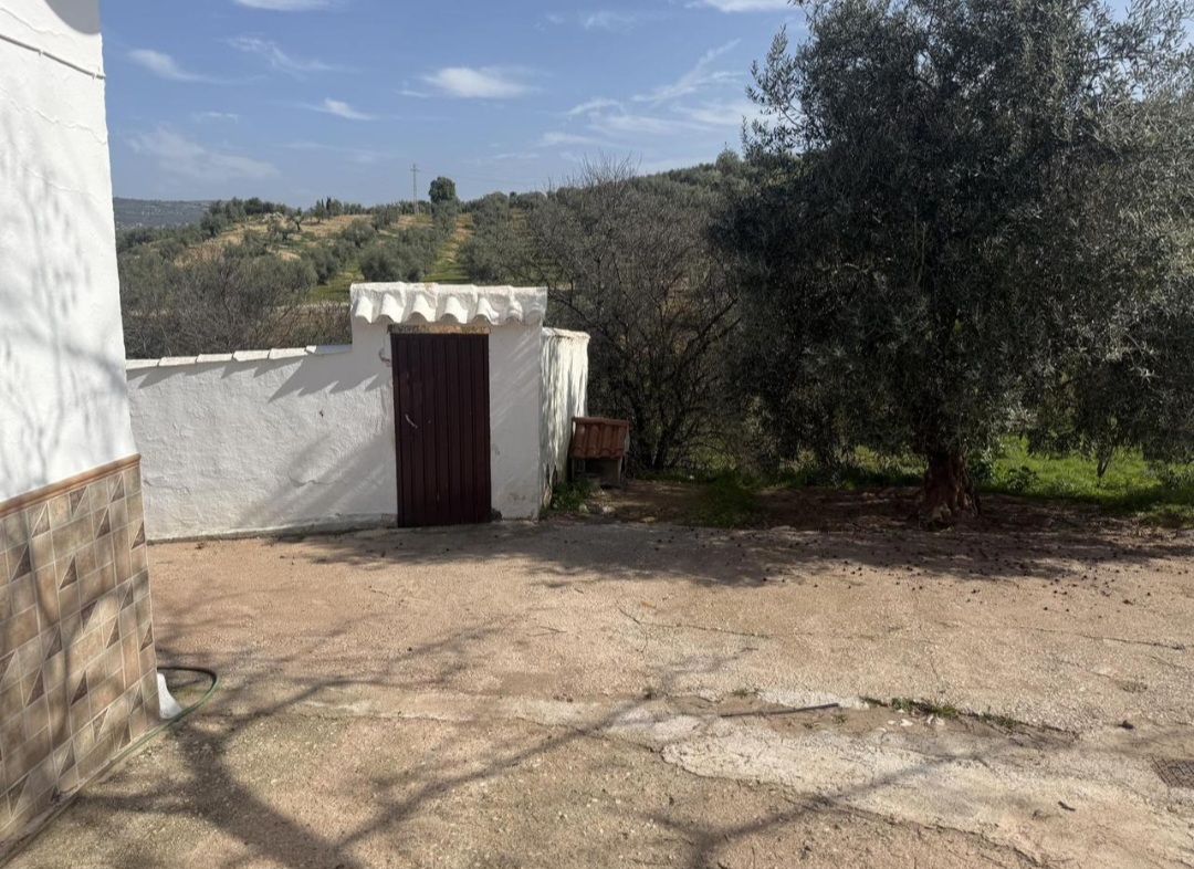 Casa de campo con gran parcela a solo 100 metros del pueblo en Villanueva de Algaidas