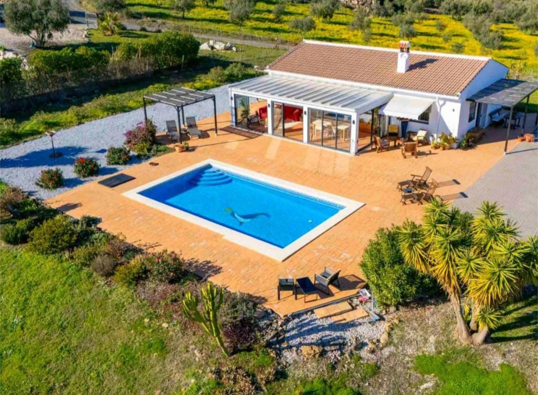 Preciosa villa de 3 dormitorios con vistas al pantano, piscina y excelente acceso