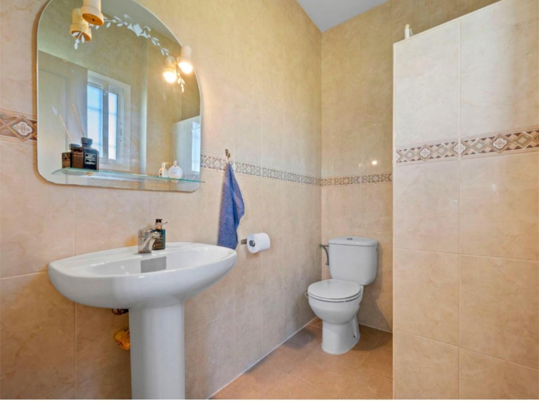 Preciosa villa de 3 dormitorios con vistas al pantano, piscina y excelente acceso